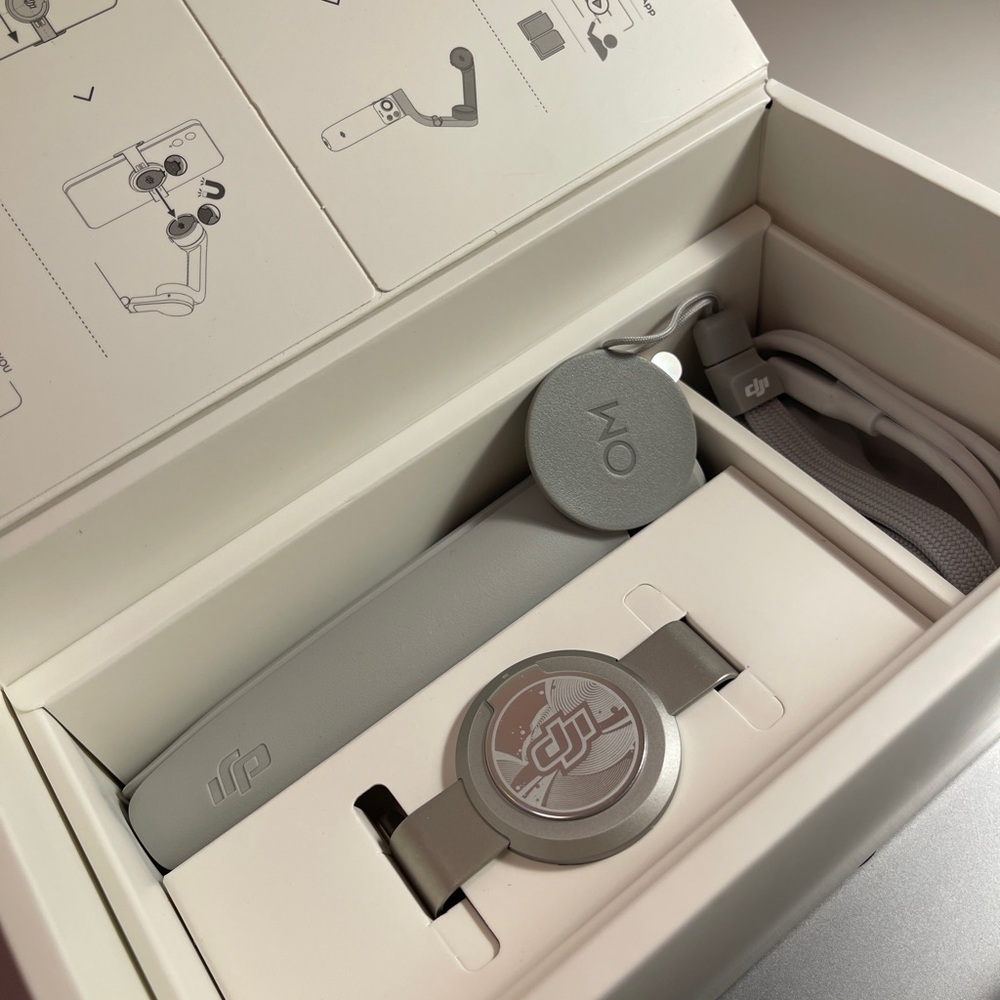 DJI OM 5 Smartphone Stabilizer in White - Picture 7 of 8